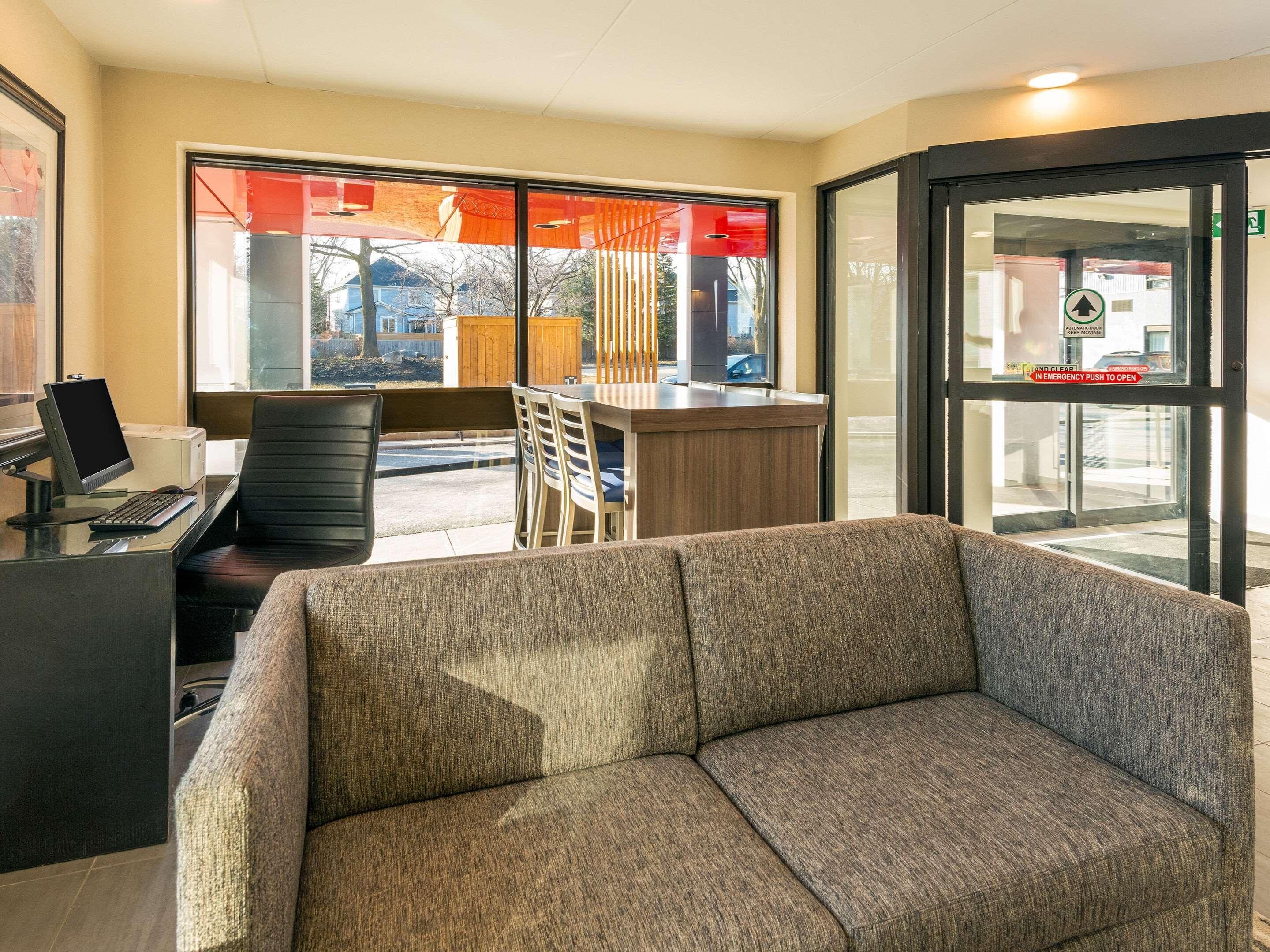 Comfort Inn West Отава Екстериор снимка