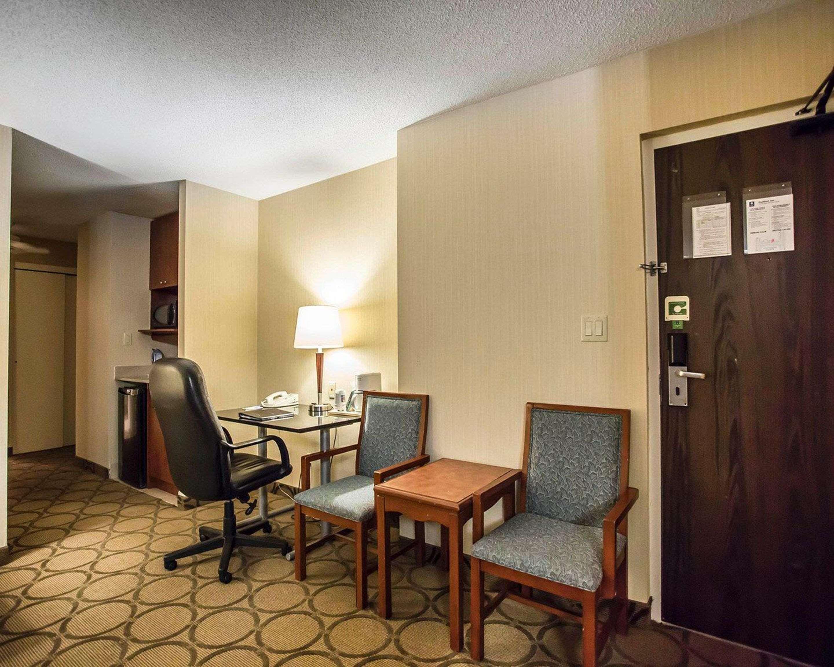 Comfort Inn West Отава Екстериор снимка